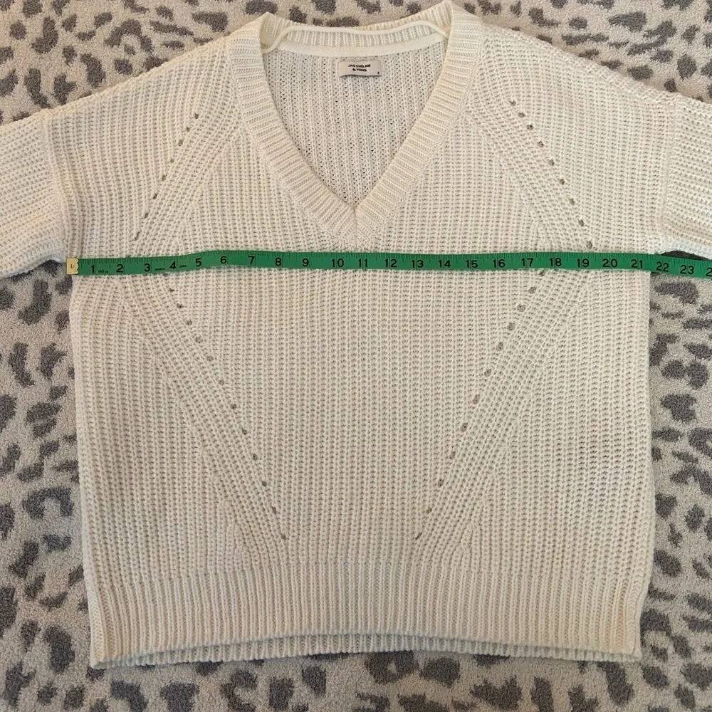 ASOS CHUNKY V-NECK WHITE SWEATER SIZE SMALL - Picture 9 of 9